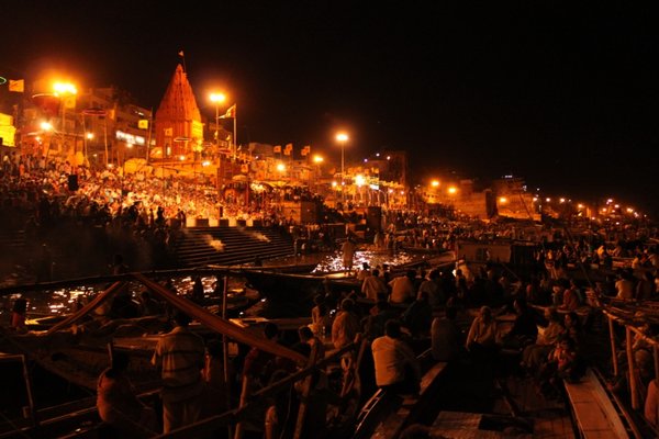 Une cérémonie sur le Gange en soirée