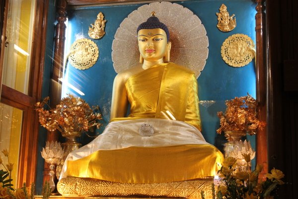 Le Bouddha en or qui est situé à l'intérieur du temple