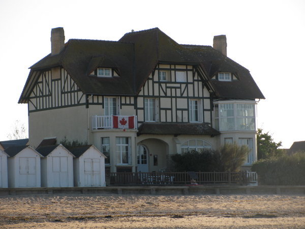 Maison toujours présente - Remarquez le drapeau canadien commme signe de reconnaissance