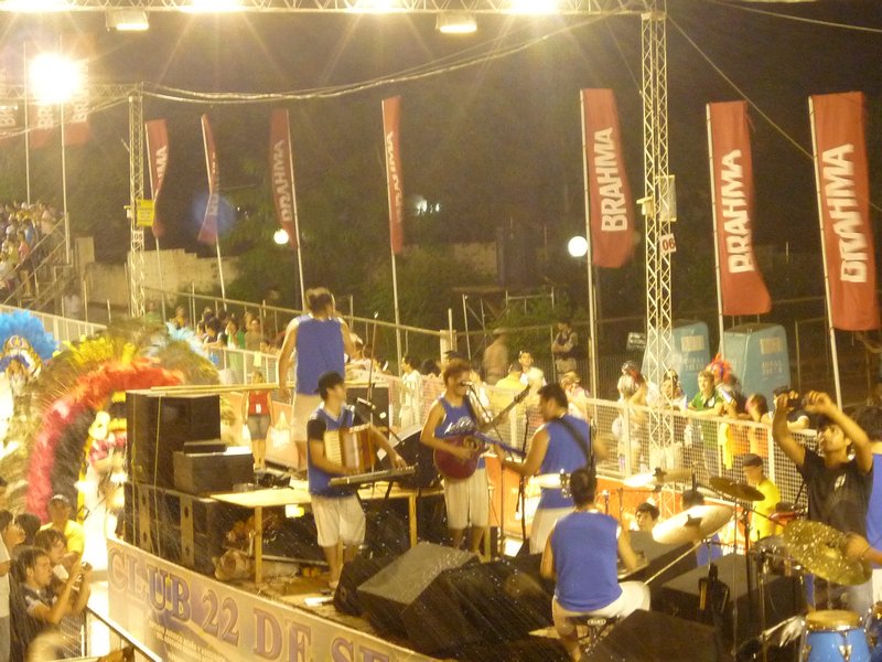A band plays the carnaval song