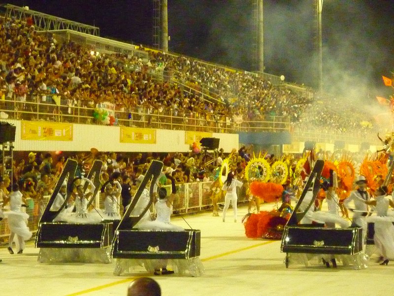 A packed stadium watches the escola's de samba