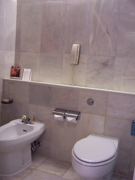 Shangri-La Hotel Bathroom