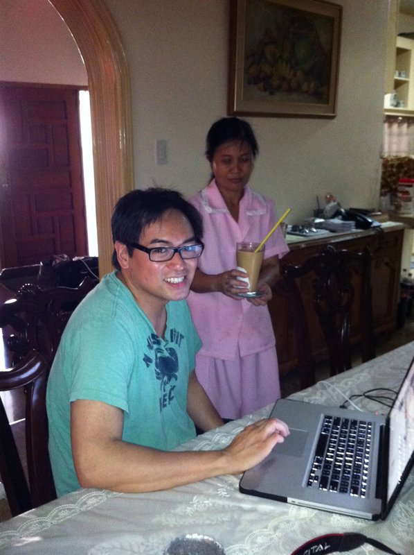  Our maid Cristina making my protein fresh mango shake before my run, as I finish this blog post!