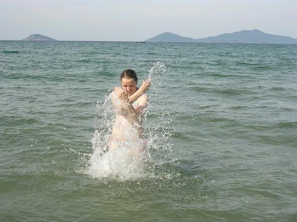 Laura splashes about