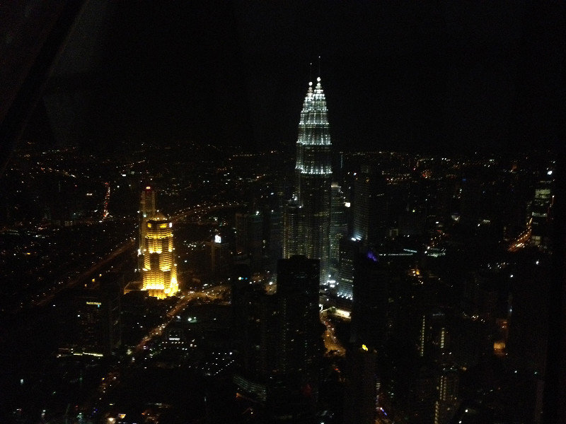 noční pohled na Petronas Towers