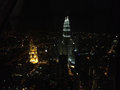 noční pohled na Petronas Towers
