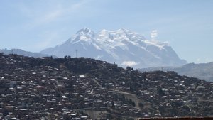Illimani tulivuori La Pazin taustalla