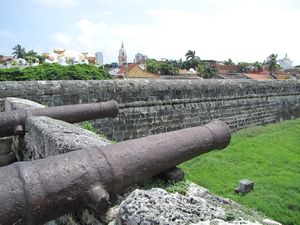 Kaupungin muuria ja vanhoja tykkejä