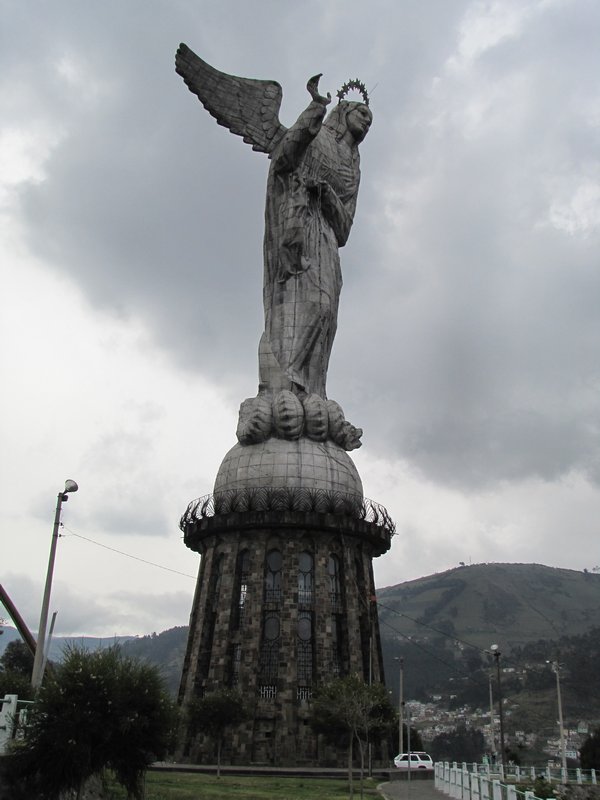Panecilio patsas kaupungin yläpuolella