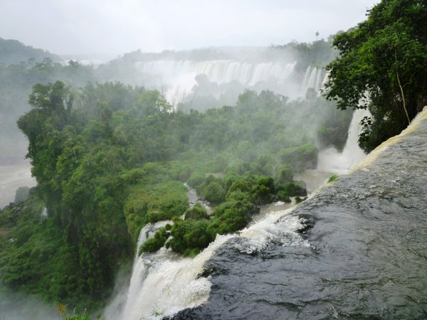 Ein kleiner Abschnitt der Wasserfaelle von Iguazu