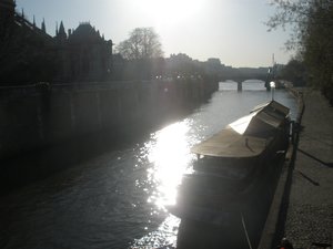Moring Paris canal