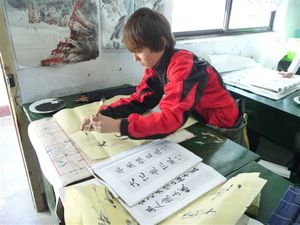 This metis is writing Chinese word!