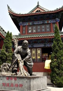 Kaifeng Statue