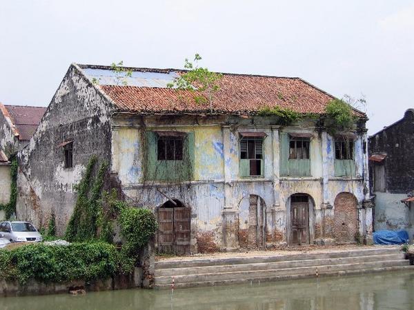 Melakan home on river