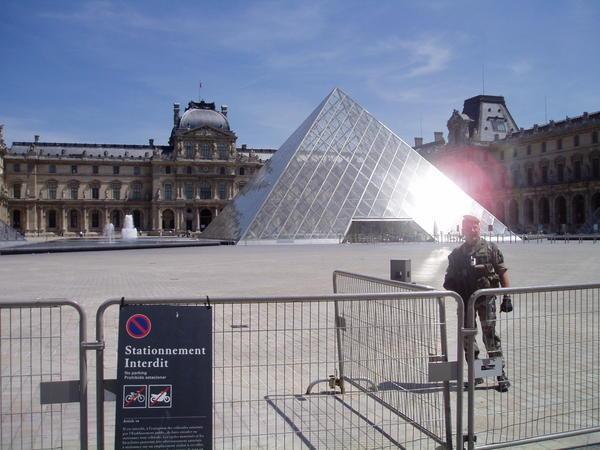 My rendevous with Phippsy at the Louvre pyramid was rudely obstructed by heavily armed police ...