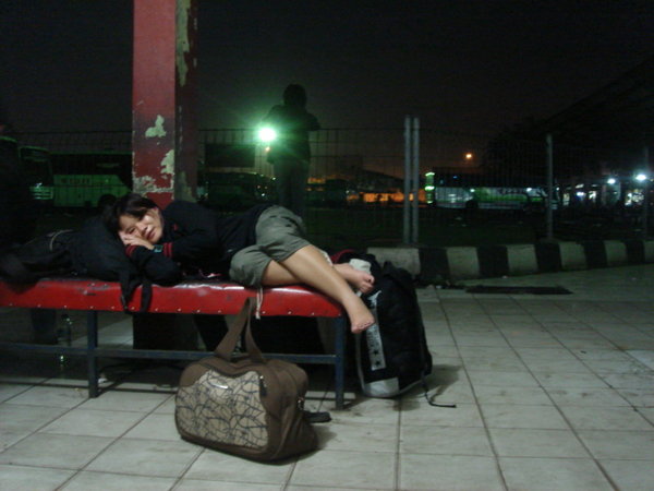 yuli can't afford to sleep while waiting the next bus