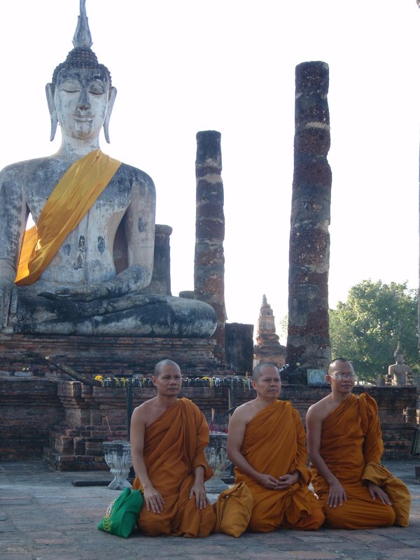 Sukhothai 4 Buddha mit 3  Mönchen