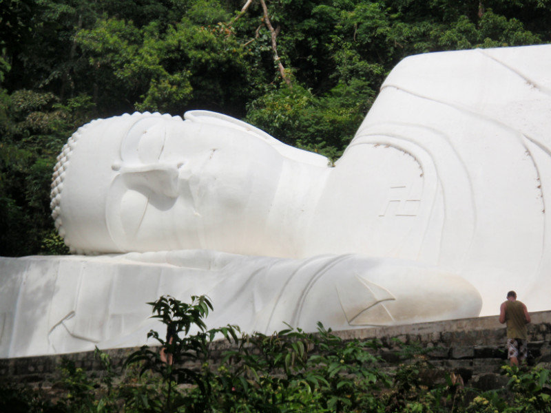 riesiger liegender Buddha