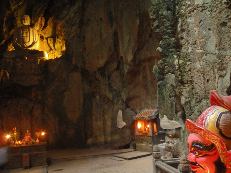 riesige Höhle mit Buddha