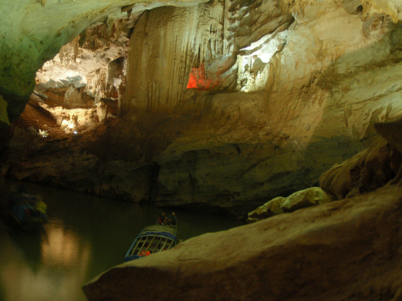 Fluß durch die Phong Nha Höhle