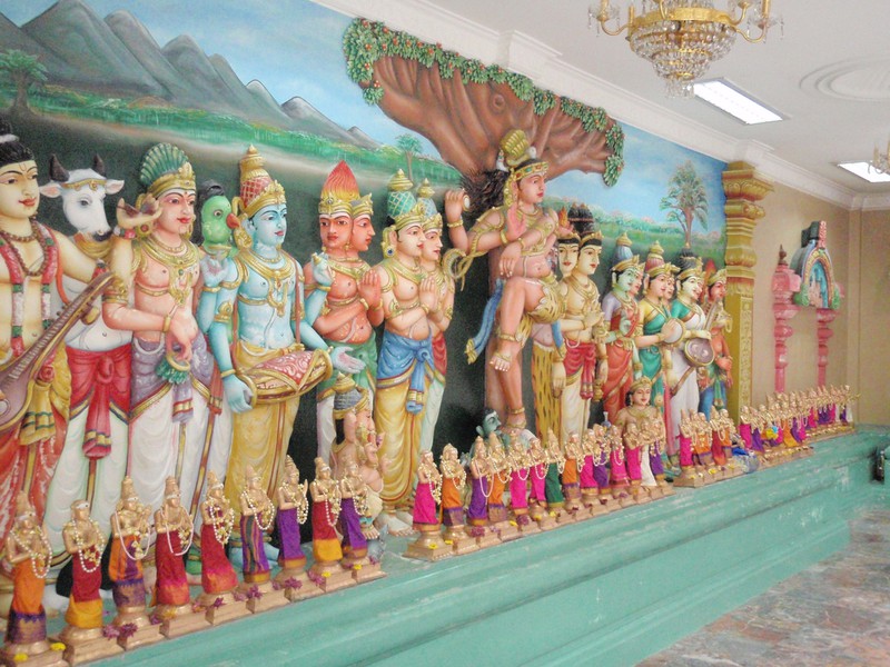 bunte Altare mit Hindu Gottheiten