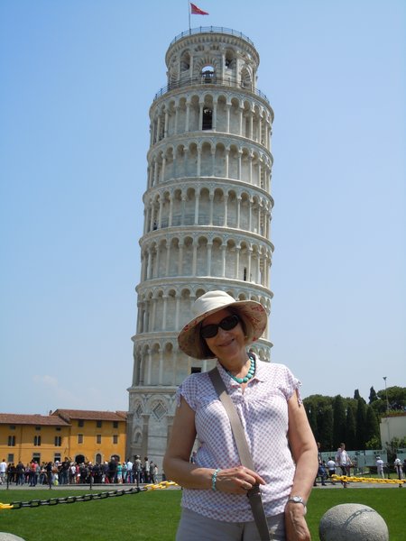 Lynne in front of the Leaning Tower