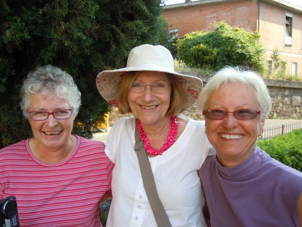 Lynne with Guelda and Olwyn, both from Australia