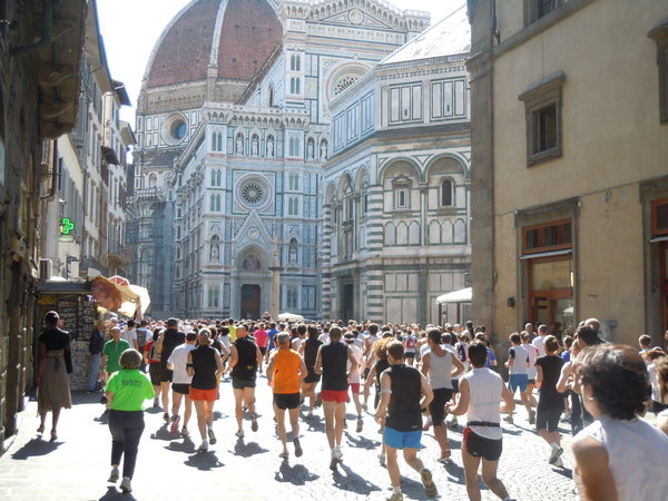 Joggers by the Duomo