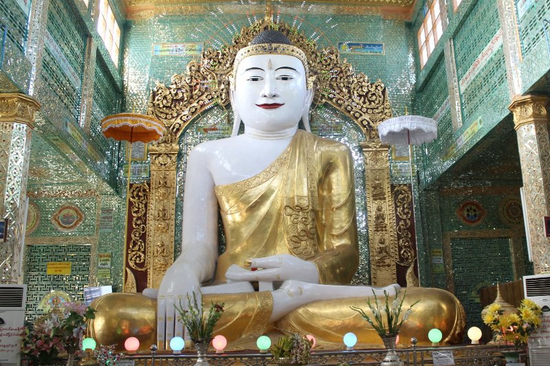 A grand Buddha