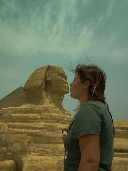 Rachel & the Sphinx kissing