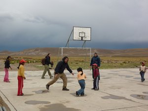 petit match de basket avec les enfants du village...