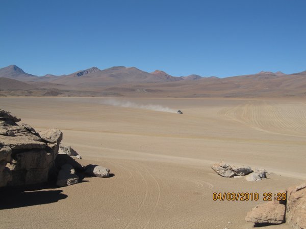 jeep in de woestijn