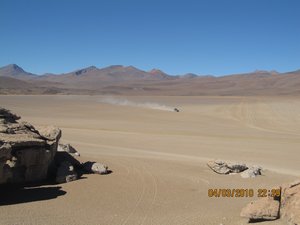 jeep in de woestijn