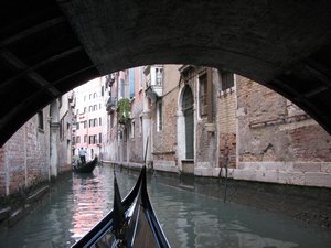 9743 gondola under bridge