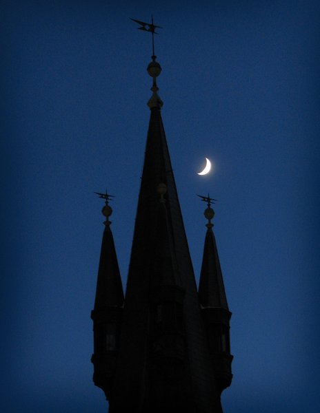 0284 Moon over Prague