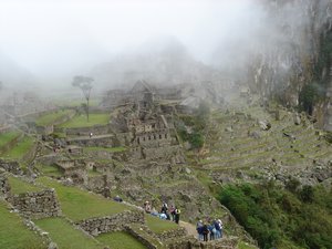 Der Nebel Ã¼ber Machu Pichu verzieht sich langsam...