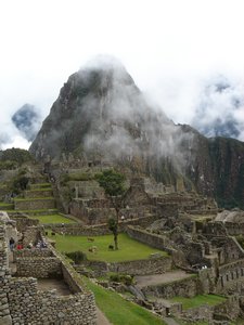 Vaynapichu ragt hinter Machu Pichu auf