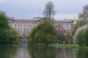 view of Buck Palace from St James Park