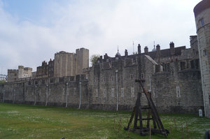 Catapult & outer wall, tower of London