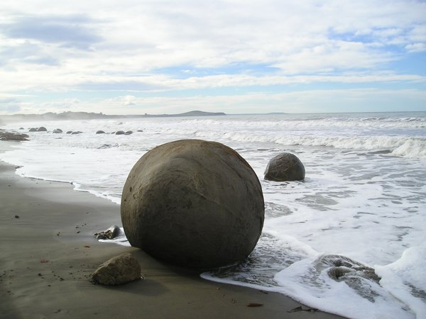 Moeraki boulder