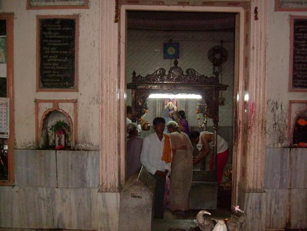 Walkeshwar Temple: Entry
