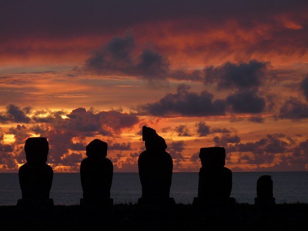 Moai bij zonsondergang