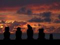 Moai bij zonsondergang