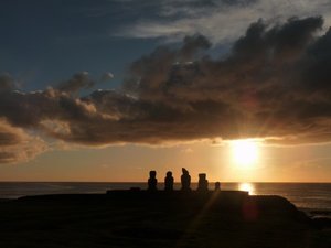 5 Moai bij zonsondergang