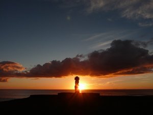 Moai bij zonsondergang