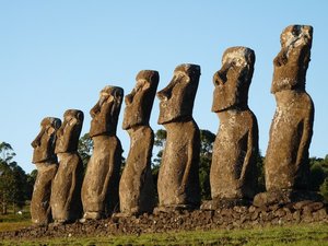 7 Moai bij zonsondergang