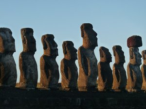 15 Moai bij zonsopgang