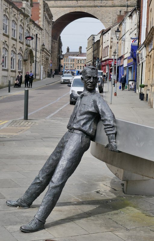 The Leaning Man "Amphitheatre" Statue, Mansfield 