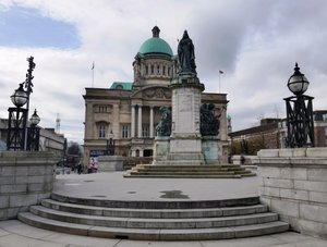 Queen Vic Statue & Hull City Hall 