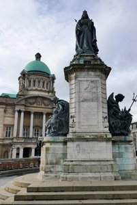 Queen Vic Statue & Hull City Hall 